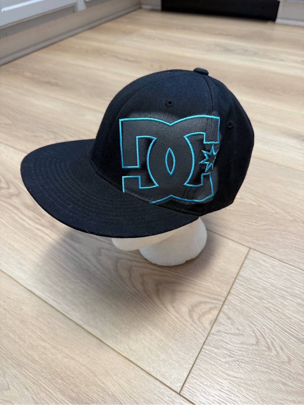 DC Shoes Black Fitted skater-style baseball cap,  size L-XL